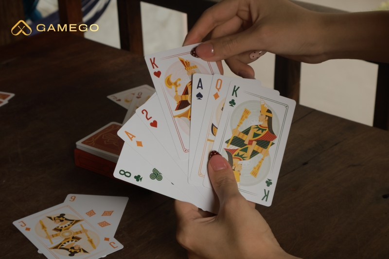 Vì sao chất liệu đóng vai trò quan trọng đối với trải nghiệm chơi bài lá?